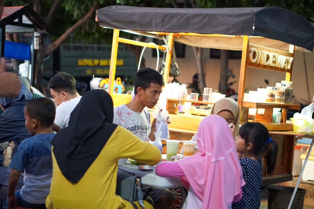 Suasana pengunjung menikmati kopi di Ondeway Coffee, Lapangan Pemuda, Kabupaten Bulukumba, Sulawesi Sulawesi. Apa saja yang termasuk UMKM? Dok Awal