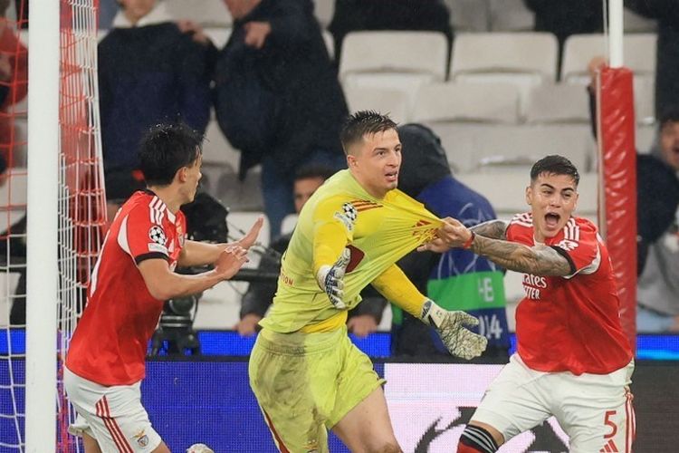 Kiper Benfica asal Ukraina Anatoliy Trubin merayakan gol keempat timnya pada laga pekan ke-8 fase liga Liga Champions antara SL Benfica dan Real Madrid CF di Estadio da Luz di Lisbon pada 28 Januari 2026.