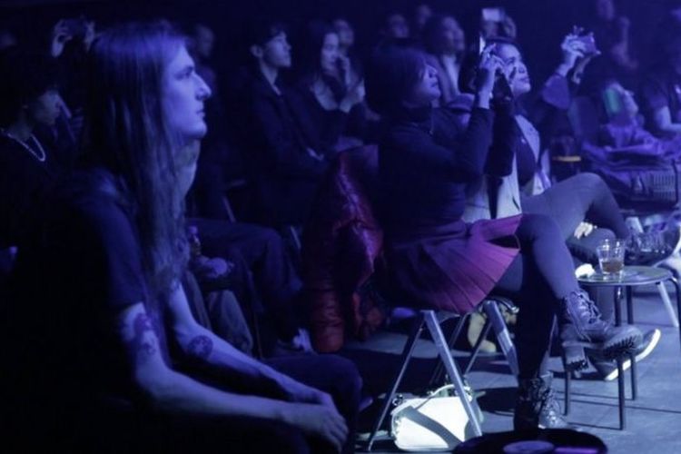 Pengaturan penonton dengan posisi duduk dan berjarak - berbeda 180 derajat dengan penonton konser musik metal pada umumnya.