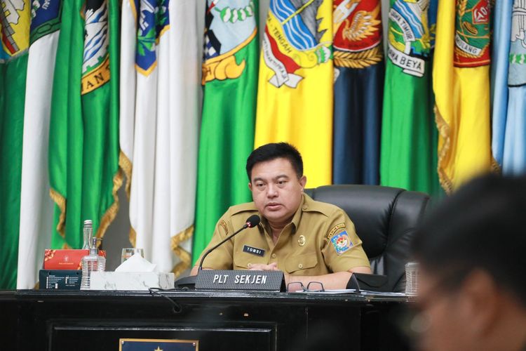 Plt Sekjen Kemendagri Tomsi Tohir saat mengikuti Rakor Pengendalian Inflasi di Gedung Sasana Bhakti Praja (SBP), Kantor Pusat Kemendagri, Jakarta, Selasa (17/9/2024).
