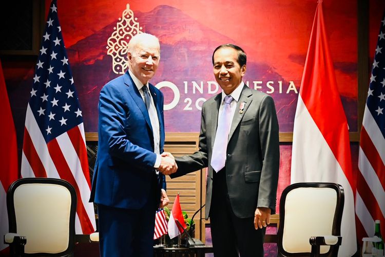 Presiden Joko Widodo berjabat tangan dengan Presiden Amerika Serikat Joe Biden sebelum pertemuan bilateral di Bali, Senin (14/11/2022).