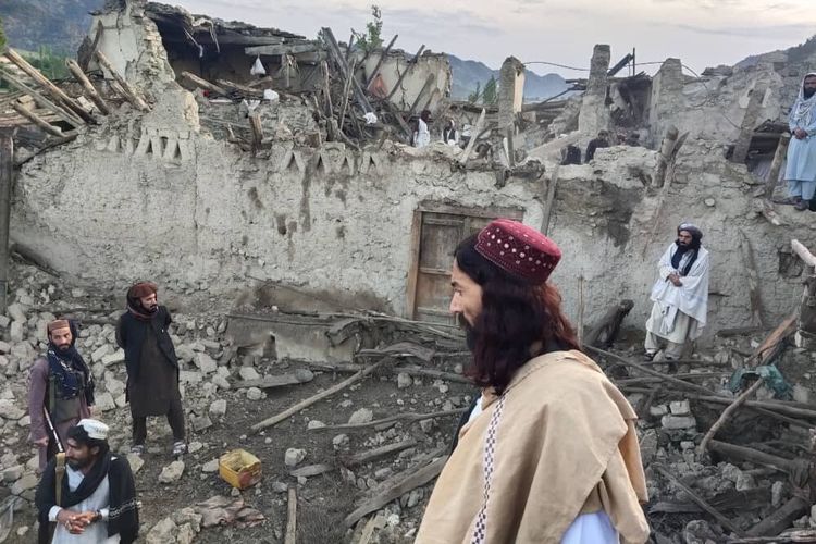 Foto gempa Afghanistan 2022 dari kantor berita Bakhtar yang dikelola negara memperlihatkan dampak bencana alam tersebut di provinsi Paktika, Afghanistan timur, Rabu (22/6/2022).