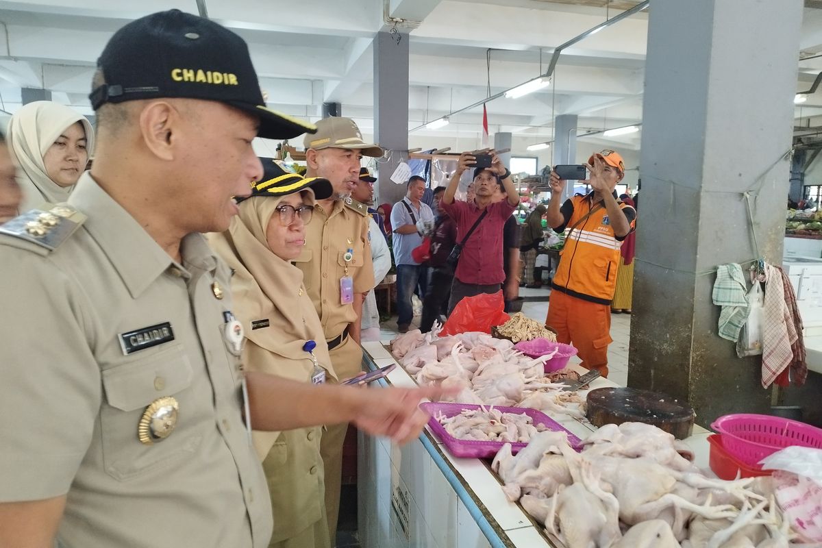 Wakil Walikota Jakarta Pusat Chaidir saat meninjau kios pedagang ayam di Pasar Sumur Batu, Kemayoran, Senin (1/4/2024).