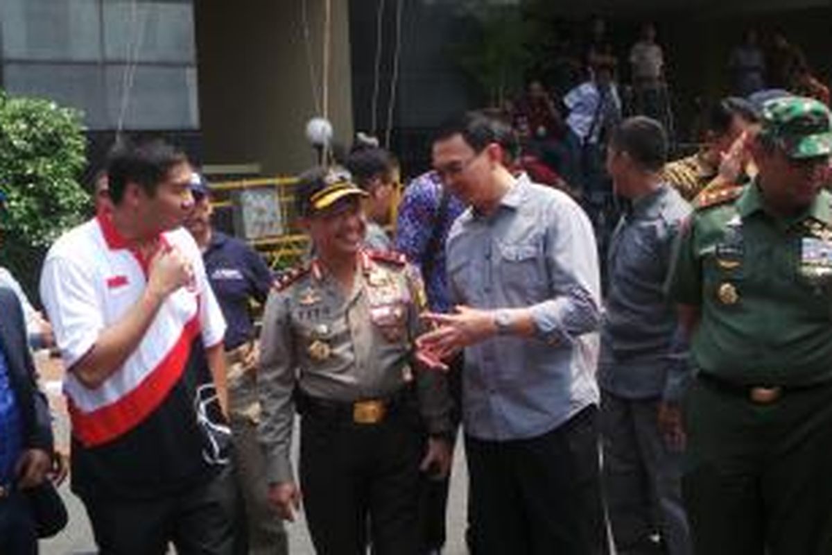 Gubernur DKI Jakarta Basuki Tjahaja Purnama bersama Ketua Komite Pengawas Turnamen Piala Presiden Maruarar Sirait, Kapolda Metro Jaya Irjen Pol Tito Karnavian, dan Pangdam Jaya Mayjen TNI Teddy Lhaksmana, saat berada di Mapolda Metro Jaya sebelum pertandingan final Piala Presiden Persib vs Sriwijaya FC, Minggu (18/10/2015). 