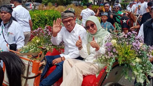 Datang Naik Delman, Nurochman-Heli Daftar Pilkada 2024 ke Kantor KPU Kota Batu