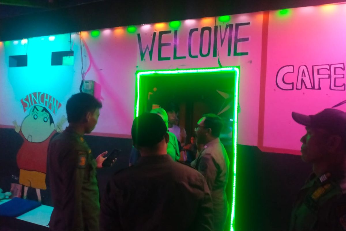 Petugas Satpol PP Kota Denpasar saat sedang melakukan inspeksi mendadak di sejumlah kafe di Jalan Danau Tempe, Kota Denpasar, Bali pada Sabtu (25/11/2023). /Dok. Satpol PP Kota Denpasar 