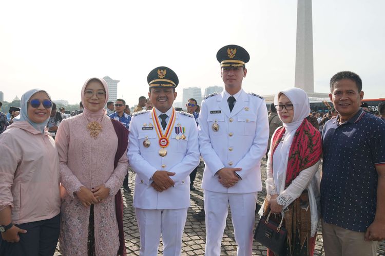 Pasangan Bupati dan Wakil Bupati Sumedang terpilih Dony Ahmad Munir-Fajar Aldila tiba di Monas saat hendak mengikuti upacara pelantikan di Istana Kepresidenan, Jakarta, Kamis (20/2/2025). Presiden Prabowo Subianto melantik serentak 961 kepala daerah dan wakil kepala daerah terpilih pada Pilkada 2024.