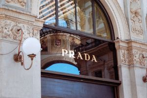 Versace Resmi Diakuisisi Prada, Ini Arti Besarnya untuk Industri Mode