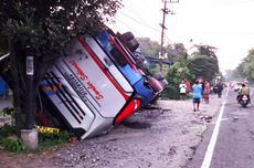 Hindari Pengendara Motor Diduga Mabuk dan Jatuh di Tengah Jalan, Bus Sumber Selamat Terbalik di Magetan