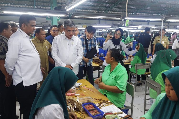 Menaker Yassierli Kunjungi Perusahaan di Kabupaten Semarang, Pekerja Adukan THR Dicicil