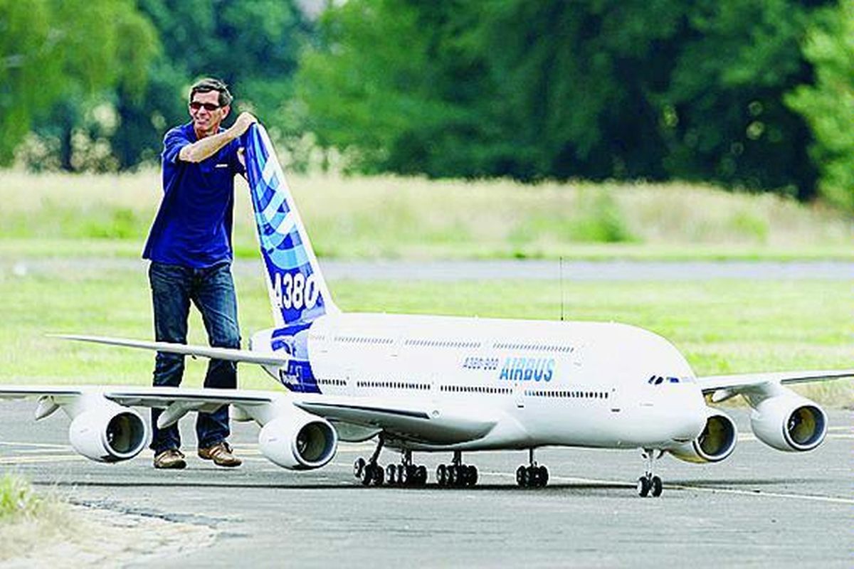 Pembuat pesawat model, Reinhard Oetken, mendorong pesawat model Airbus 380-900 buatannya seusai melakukan penerbangan di Ganderkesee, Jerman, pekan lalu. Pesawat model ini memiliki panjang 5,25 meter, bentangan sayap 5,35 meter, dan berat 97,5 kilogram.  