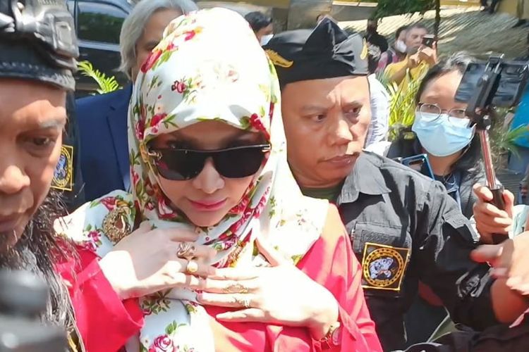 Artis Roro Fitria saat hadir di Pengadilan Agama Jakarta Selatan, Selasa (27/9/2022). 