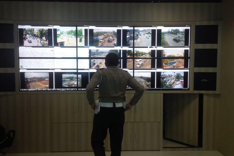 Polrestabes Bandung mulai memberlakukan sistem e-tilang melalui pemantauan CCTV  yang terpasang di 72 titik tersebar di seluruh wilayah Kota Bandung, Rabu (4/10/2017).