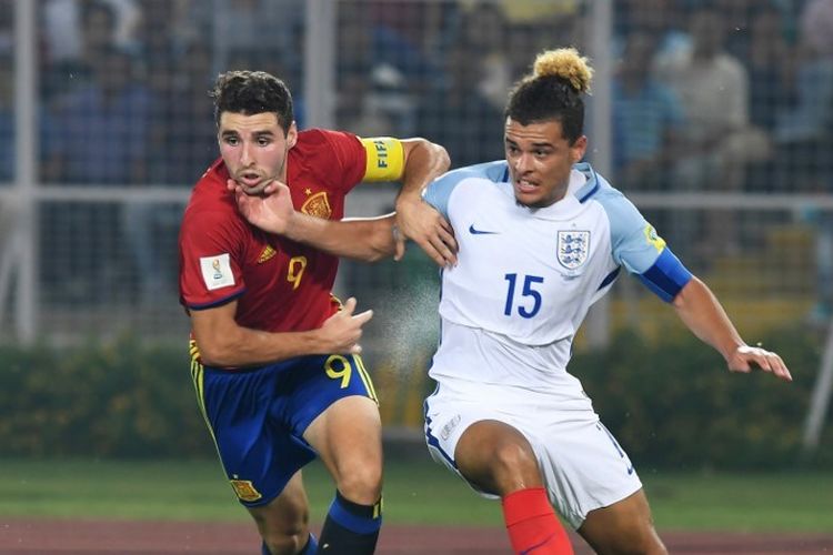 Abel Ruiz (kiri) dari Spanyol bertarung memperebutkan bola dengan Joel Latibeaudiere (kanan) dari Inggris selama pertandingan sepak bola Piala U-17 FIFA terakhir mereka di stadion Vivekananda Yuba Bharati Krirangan di Kolkata pada 28 Oktober 2017