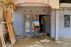 Cerita Riswandi Bertahan di Rumah yang Terkepung Lumpur dan Ancaman Banjir Saat Ramadhan