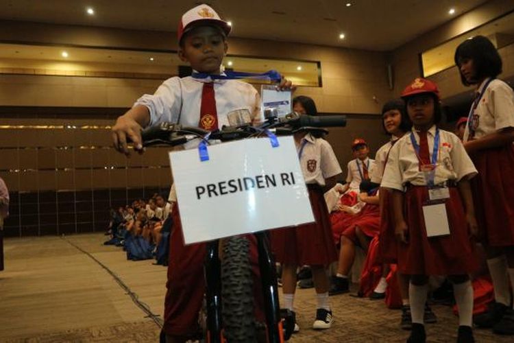 Maulana, siswa kelas 4 SD Assalam Ciputat mendapat hadiah sepeda dari Presiden Joko Widodo, Kamis (26/1/2017).