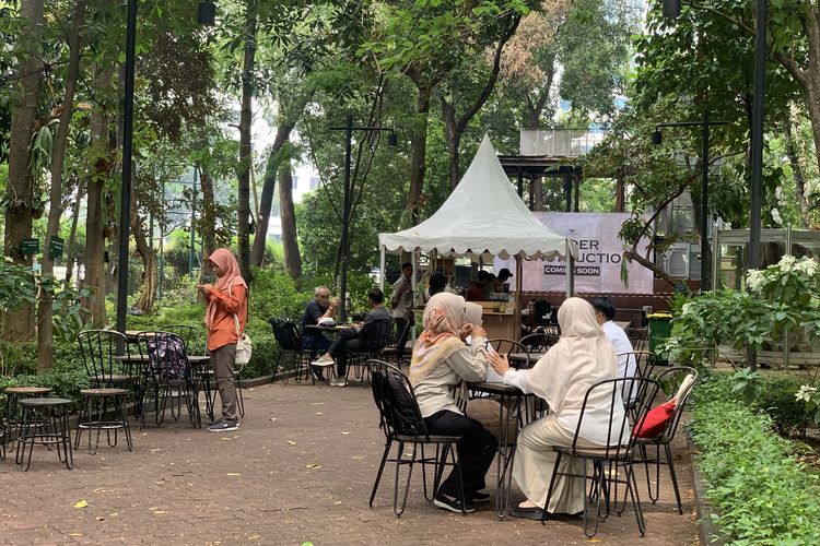 Suasana di depan Booth Arborea Cafe Jakarta sementara di  di tengah Arboretum Ir Lukito Daryadi, Kompleks Manggala Wanabakti, Kementerian Kehutanan, Jakarta Pusat pada Senin (8/9/2025).