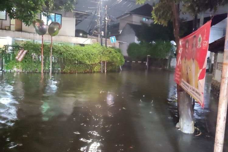 Hujan deras yang mengguyur wilayah Jakarta Selatan membuat Jalan Bank II, Mampang Prapatan, Jakarta Selatan, terendam banjir Senin (3/10/2022) malam. 
