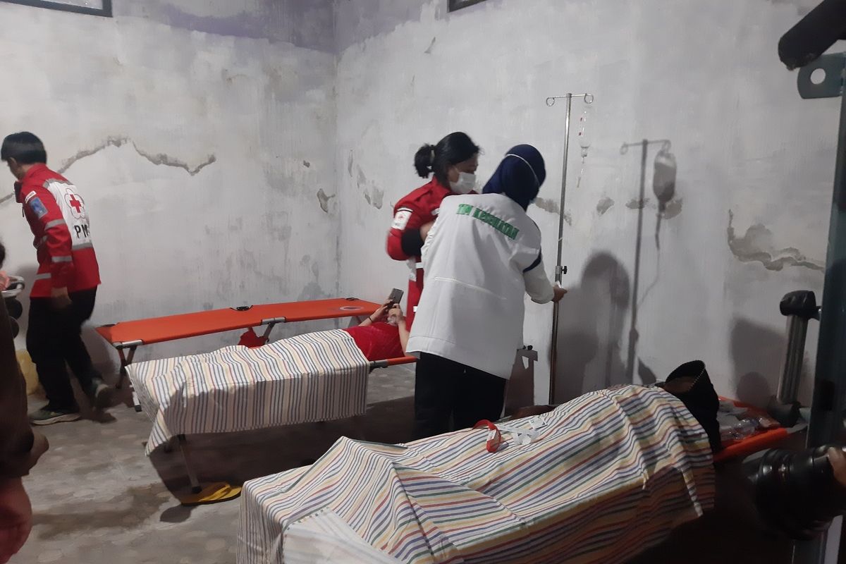 Sejumlah warga yang mengalami keracunan saat dirawat di Posko Krasakan, Lumbungharjo, Kapanewon Tempel, Kabupaten Sleman. Para warga ini mengalami keracunan usai menyantap hidangan di acara hajatan pernikahan.