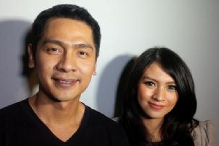 Pasangan artis Adi Nugroho dan Donita diabadikan usai mengisi program acara Ada-Ada Aja di Studio Global TV, Kebon Jeruk, Jakarta Barat, Senin (27/7/2015).