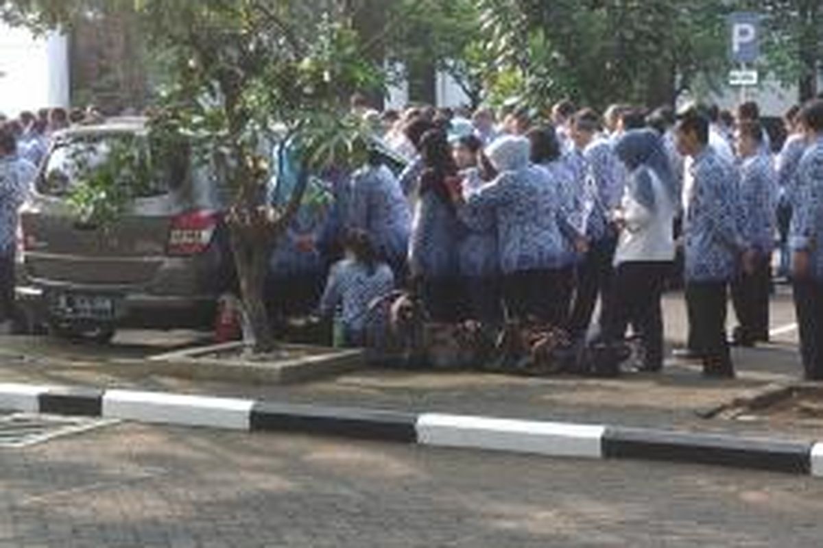 Tiga orang PNS perempuan tampak melakukan foto 