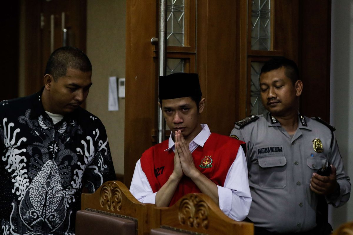 Lutfi Alfiandi (20), pemuda yang fotonya viral sedang menggenggam bendera Merah Putih saat kerusuhan di kawasan DPR, Jakarta, September 2019, tak kuasa menahan tangis usai sidang di Pengadilan Negeri Jakarta Pusat, Rabu (8/01/2020) siang.