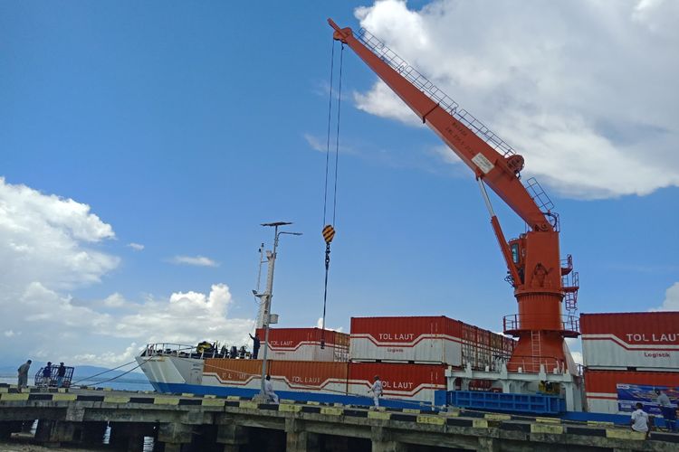 Kapal tol laut KM Kendhaga Nusantara 9 dengan kapasitas muatan sekitar 1.300 ton resmi beroperasi di Kepulauan Sula, Maluku Utara. 
