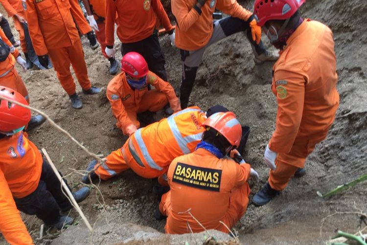 Tim SAR Kembali Temukan Satu Korban Tertimbun Longsor di Lombok Utara, Rabu (15/8/2018).