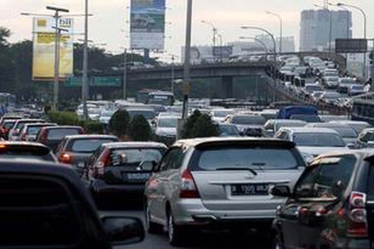 Kepadatan kendaraan di tol dalam kota di kawasan Kuningan, Jakarta, Rabu (7/5/2013). Persoalan kemacetan menjadi persoalan yang mendera Jakarta karena pertumbuhan jumlah kendaraan yang tidak sebanding dengan penambahan infrastruktur jalan.
