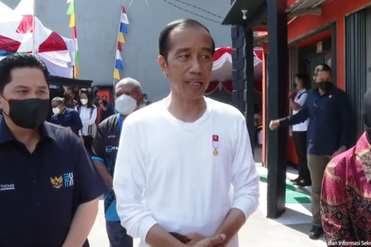 Presiden Joko Widodo memberikan keterangan pers usai meninjau penyakuran BLT BBM di Jayapura, Papua, Rabu (31/8/2022).