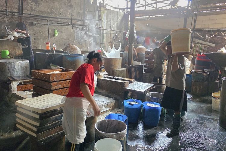 Rupiah Melemah, Perajin Tahu di Semarang Menjerit Harga Kedelai Impor Tembus Rp 10.700 Per Kilogram