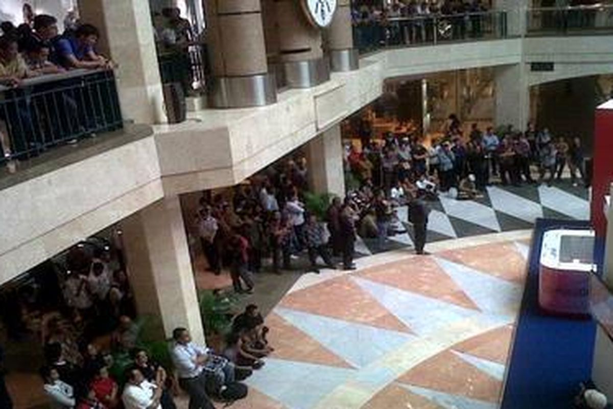 Mendukung Tim Indonesia Sambil Berbelanja di Mal