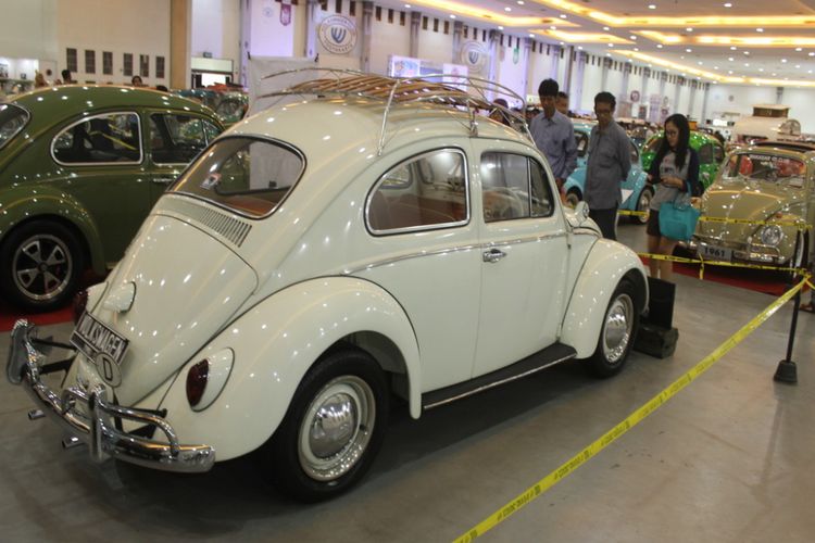Pengunjung melihat mobil Volkswagen Beetle puith bernama Kesatria Putih di ajang Jogjakarta Volkswagen Festival (JVWF) 2017, Jogja Expo Center (JEC), Jalan Janti, Kabupaten Bantul, DI Yogyakarta, Minggu (19/11/2017).