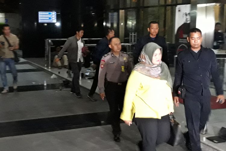 Bupati Bekasi Neneng Hassanah Yasin di Gedung KPK Jakarta, Senin (15/10/2018).