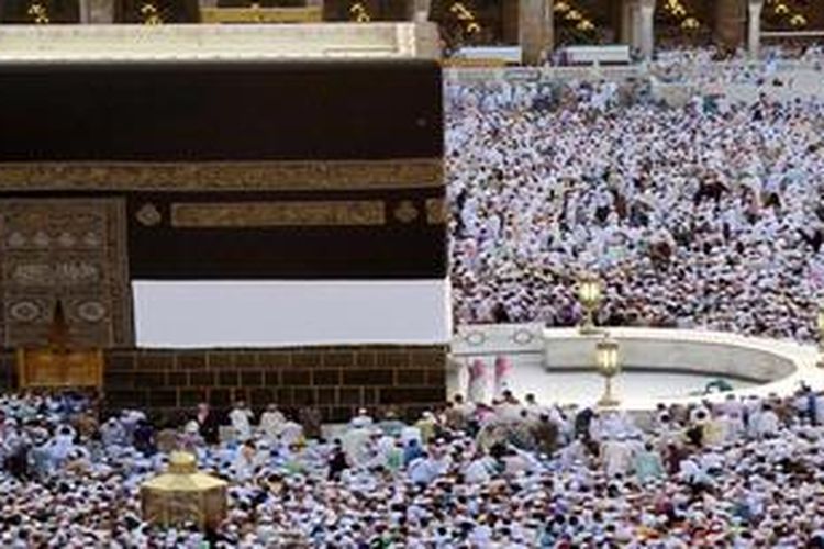 Ilustrasi: Jemaah haji tengah melakukan tawaf, mengelilingi Kabah di area Masjidil Haram, Mekkah, pada musim haji tahun 2012.