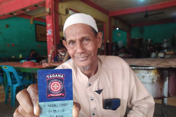 Razali Junet (75), relawan Tagana asal Desa Aneuk Batee, Kecamatan Suka Makmur, Kabupaten Aceh Besar.