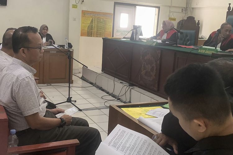 Ketua Dewan Perwakilan Wilayah (DPW) Partai Gelombang Rakyat (Gelora) Erza Saladin bersama rekannya Harmoko Bayu Asmara saat menjalani sidang di Pengadilan Negeri Palembang, Selasa (9/5/2023).