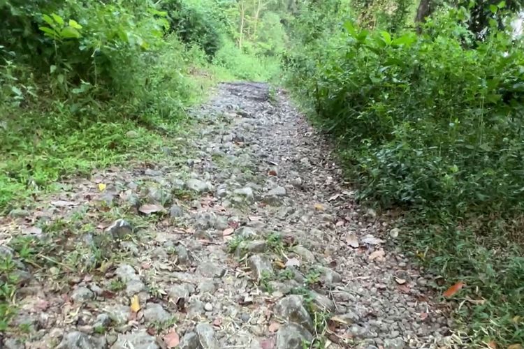 Jalan Aspal Rusak di Gunung Gandul Wonogiri.