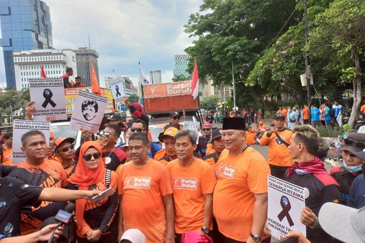 Presiden Partai Buruh, Said Iqbal saat konferensi pers di Patung Kuda, Jakarta Pusat pada Sabtu (10/12/2022).