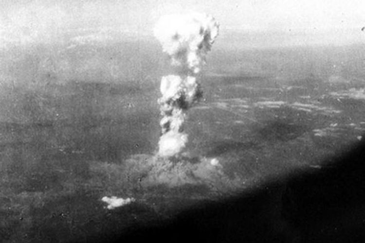 Foto awan jamur yang mengudara setelah ledakan bom atom Amerika Serikat di Kota Hiroshima, Jepang, pada 6 Agustus 1945. Selama ini foto ini disimpan di perpustakaan kongres AS di Washington.  