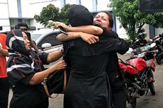 Perempuan Berbaju Hitam Itu Histeris Saat Melayat Pretty Asmara