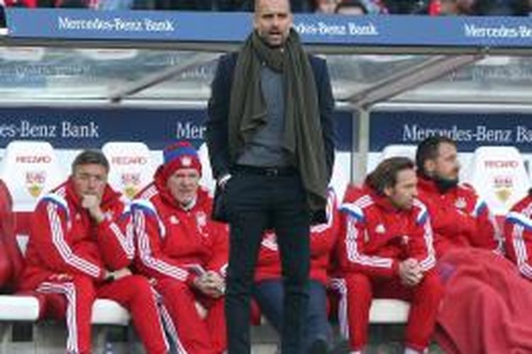 Ekspresi pelatih Bayern Muenchen Josep Guardiola ketika menyaksikan anak-anak didiknya melakoni pertandingan Bundesliga melawan Stuttgart, di Marcedes Benz Arena, Stuttgart, Sabtu (7/2/2015). Bayern memenangi laga itu dengan skor 2-0.