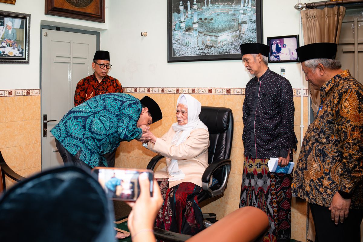 Chairul Tanjung saat sungkem ke KH.Anwar Mansyur, pengasuh Pesantren Lirboyo Kota Kediri, Jawa Timur, Kamis (23/10/2025). Kedatangan Chairul Tanjung dalam rangka meminta maaf atas polemik buntut penayangan sebuah program di Trans7.