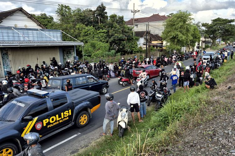 Sekitar seratus anak.muda yang diduga anggota sebuah perguruan silat berhenti di dekat Mapolres Blitar di Talun, Kabupaten Blitar, Kamis (13/2/2025) sore.   