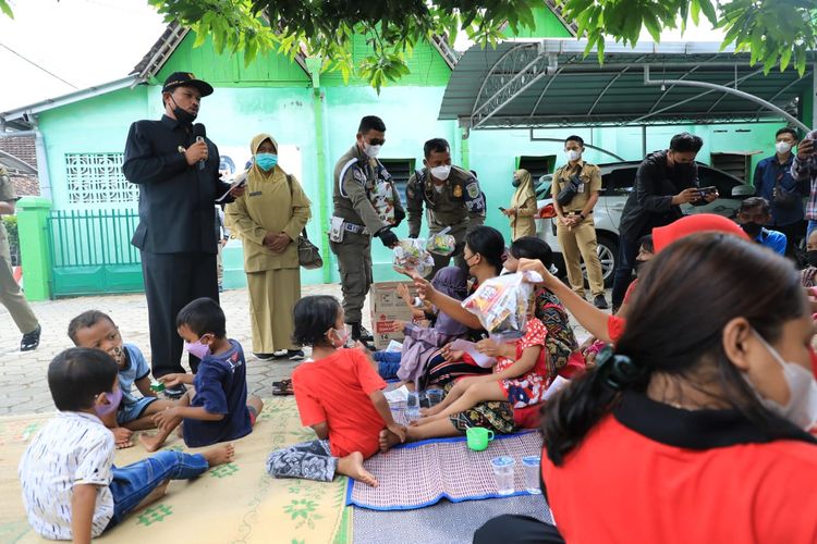 CEK—Walikota Madiun, Maidi mengecek kegiatan posyandu di Jalan Gajahmada, Kelurahan Manguharjo, Kecamatan Manguharjo, Kota Madiun, Jawa Timur, Selasa (10/5/2022).