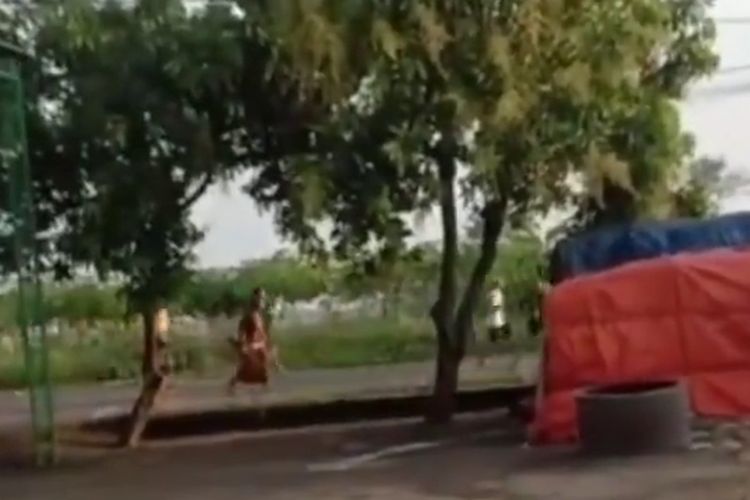 Rombongan pesilat dikejar warga yang terganggu, lantaran konvoi sepeda motor yang dilakukan menggunakan knalpot brong di Kecamatan Cerme, Gresik, Jawa Timur, Minggu (9/4/2023).