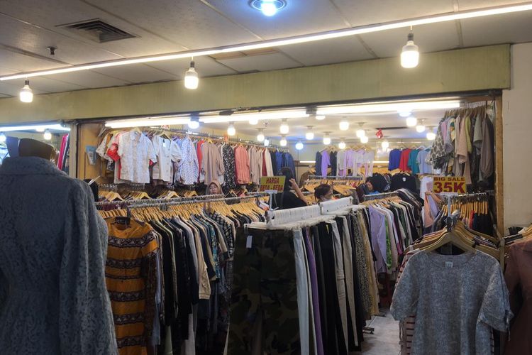 Tempat thrifting di Pasar Baru, Jakarta Pusat, Kamis (30/10/2025). Rendy, pedagang thrifting di Pasar Baru, Jakarta Pusat, cemas dengan larangan impor pakaian bekas ilegal dari Menteri Purbaya.
