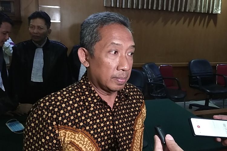 Mantan Wali Kota Bandung, Yana Mulyana usai menjalani sidang vonis kasus di Pengadilan Tindak Pidana Korupsi (Tipikor) Pengadilan Negeri (PN) Bandung, Kota Bandung, Jawa Barat, Rabu (13/12/2023).