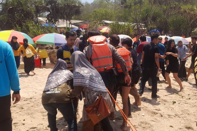 Empat Orang Wisatawan Tergulung Ombak Saat Berfoto di Pantai Jungwok Gunungkidul, Satu Tewas
