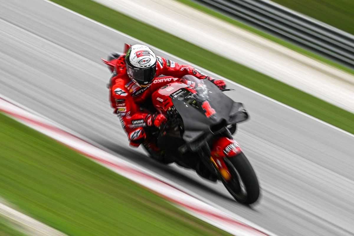 Pebalap Ducati Francesco Bagnaia beraksi dalam rangkaian tes MotoGP Sepang di Sirkuit Internasional Sepang, Malaysia, Sabtu (11/2/2023).